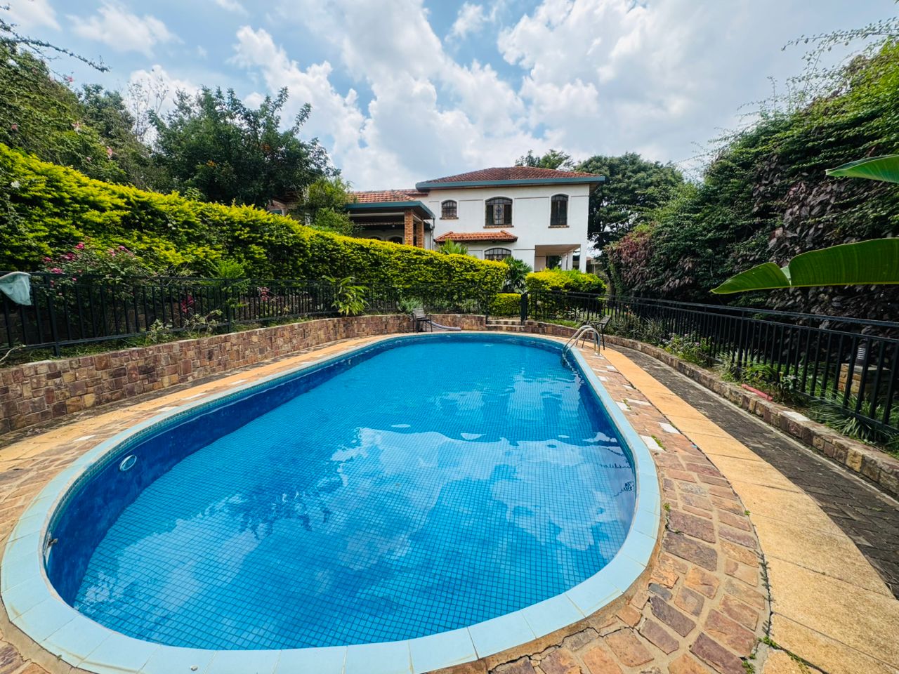 Elegant 5-Bedroom Villa with Swimming Pool & Lush Garden for Rent in Kacyiru